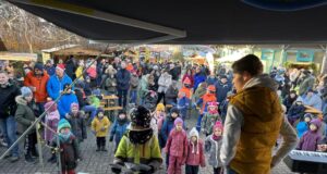 Viele Kinder und Eltern besuchten den Nikolausmarkt im letzten Jahr und warteten gespannt auf den Nikolaus. Foto: Bernd Bamberger