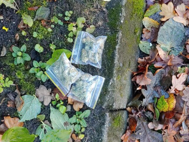 Diese drei Tüten mit Cannabis wurde während des Herbstputzes in Meckelfeld gefunden. Foto: Privat