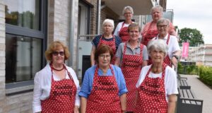 Im „Kochclub Zirkusplatz“ bereiten Seniorinnen regelmäßig alte Familienrezepte zu. Foto: Johanniter