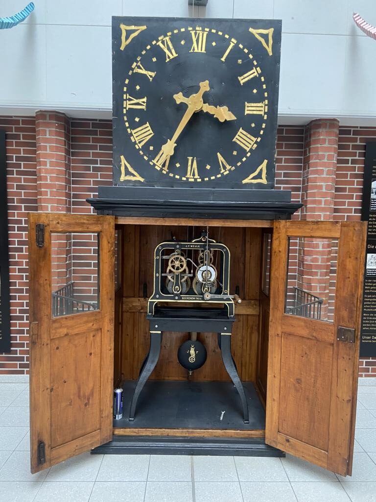 Das restaurierte Uhrwerk in der Pausenhalle der Grundschule Maschen Foto: GS Maschen