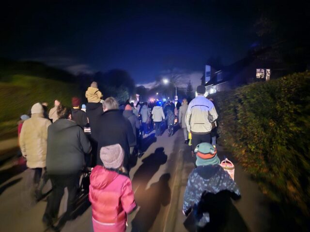 Hunderte Teilnehmer zogen beim Laternenumzug in Hittfeld durch das Dorf. Foto: Anna - Lena Böhlke