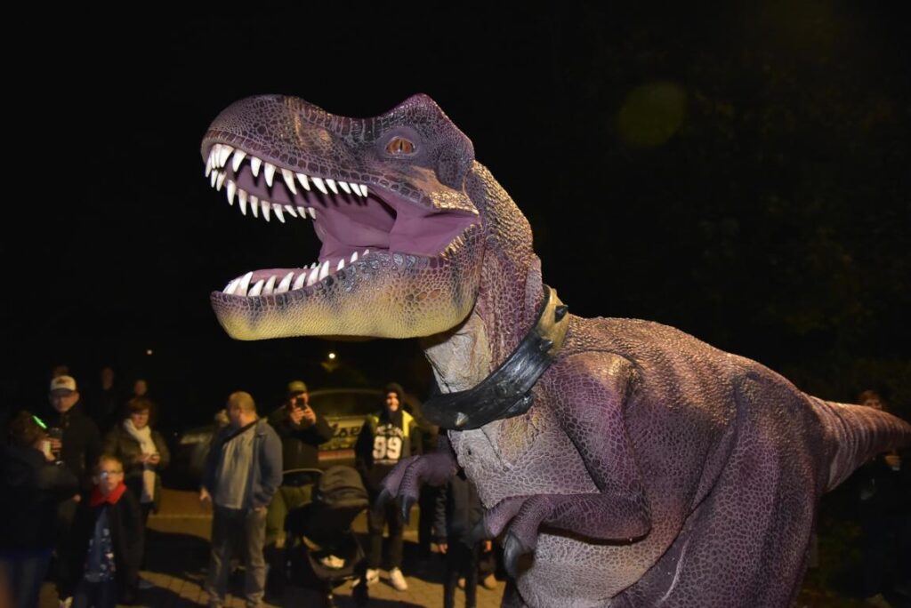 Ein riesiger Dino überraschte Besucher vor dem Horror-Haus von Björn Heiser in Eddelsen. Foto: Hamann