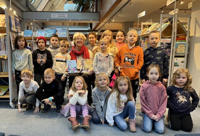 Seevetals Bürgermeisterin Emily Weede inmitten von Kindern der Känguru-Klasse der Grundschule Meckelfeld. Foto: Gemeinde Seevetal