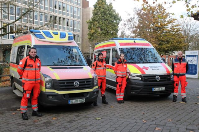 Für den Rettungsdienst sind (von links) Niklas Meinke, Andreas Rodehorst, Leonie Ohl und Timo Poppen mit den beiden neuen Notfall-Krankentransportwagen im Einsatz. Foto: Landkreis Harburg