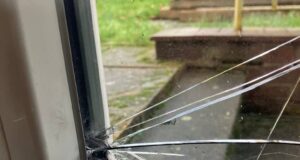 Bei dem Einbruchsversuch in Meckelfeld beschädigten die Täter das Kellerfenster des Wohnhauses. Foto: ein