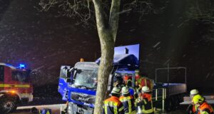 Einen schwer verletzten LKW Fahrer musste die Feuerwehr Maschen am Dienstagmorgen auf der K 86 in Maschen nach einem Verkehrsunfall retten. Foto: Feuerwehrpresse Seevetal