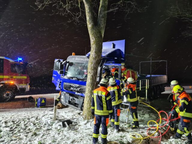 Einen schwer verletzten LKW Fahrer musste die Feuerwehr Maschen am Dienstagmorgen auf der K 86 in Maschen nach einem Verkehrsunfall retten. Foto: Feuerwehrpresse Seevetal