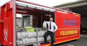 Sven Groth freut sich, dass der Landkreis mit dem neuen Abrollbehälter die Möglichkeiten für die Feuerwehren verbessert. Foto: Landkreis Harburg