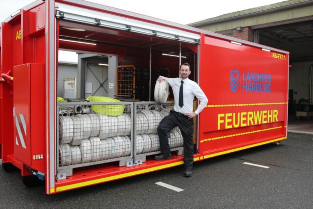 Sven Groth freut sich, dass der Landkreis mit dem neuen Abrollbehälter die Möglichkeiten für die Feuerwehren verbessert. Foto: Landkreis Harburg