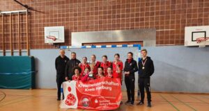 Die Futsal-Kreismeisterinnen nach der Siegerehrung, links Jan Maak, Turnierleiter des NFV. Foto: U. Vergin
