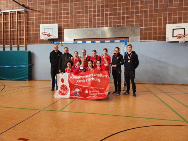 Die Futsal-Kreismeisterinnen nach der Siegerehrung, links Jan Maak, Turnierleiter des NFV. Foto: U. Vergin