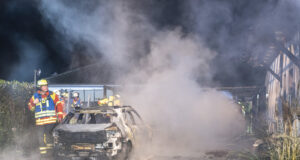 Bei dem Großbrand in Ramelsloh wurden mehrere Fahrzeuge, ein Carport und auch teile eines Wohnhauses Opfer der Flammen. Foto: JOTO