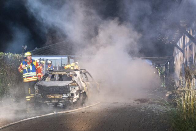 Bei dem Großbrand in Ramelsloh wurden mehrere Fahrzeuge, ein Carport und auch teile eines Wohnhauses Opfer der Flammen. Foto: JOTO