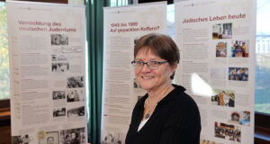 Hanna Lehming vor der Ausstellung in Buchholz. Foto: S. Hübner