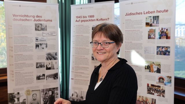 Hanna Lehming vor der Ausstellung in Buchholz. Foto: S. Hübner