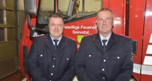 Torben Otte (links) übernimmt das Amt vom bisherigen Ortsbrandmeister Andreas Nickel (rechts). Foto: Hamann