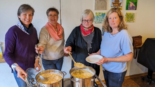 Dagmar Schröder, Friederike Aussieker, Gabriele Müller, Anja Nordbeck servieren das erste MittagsMahl in diesem Jahr. Foto: Carolin Wöhling