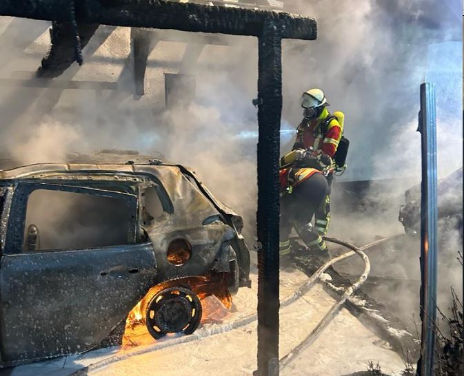 Autos, ein Carport und auch teile des Dachstuhls wurden Raub der Flammen. Foto: Stefan Gehrmann