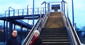 Stefan Mundt und Emily Weede an der Treppe am Meckelfelder Bahnhof. Foto: ein