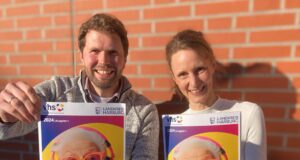 Stefan Baumann und Asja Meretzki mit dem neuen Programmheft der Kreisvolkshochschule. Foto: ein