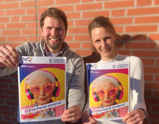 Stefan Baumann und Asja Meretzki mit dem neuen Programmheft der Kreisvolkshochschule. Foto: ein