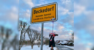 Sandra Köllmann aus Beckedorf hat symbolisch Gummistiefel am Ortschild von Beckedorf angebracht. Foto: Landfrauen Harburg