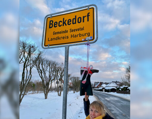 Sandra Köllmann aus Beckedorf hat symbolisch Gummistiefel am Ortschild von Beckedorf angebracht. Foto: Landfrauen Harburg