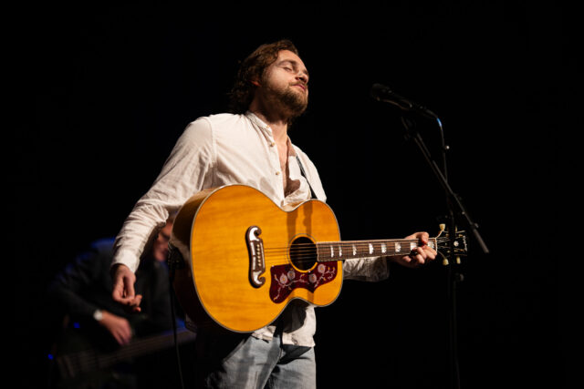 Musiker Patrick Snow spielt auf der Bühne. Foto: Cat Stevens
