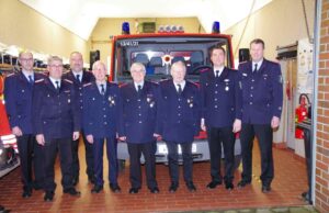 Die Gründungsmitglieder wurden für 60-Jahre Mitgliedschaft in der Feuerwehr Helmstorf geehrt. Foto: A. Feldtmann