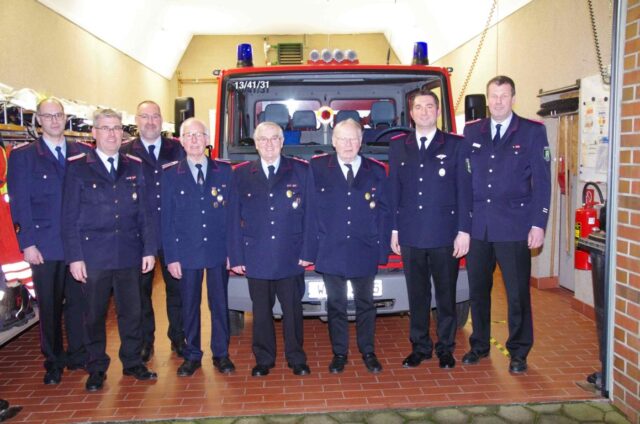 Die Gründungsmitglieder wurden für 60-Jahre Mitgliedschaft in der Feuerwehr Helmstorf geehrt. Foto: A. Feldtmann