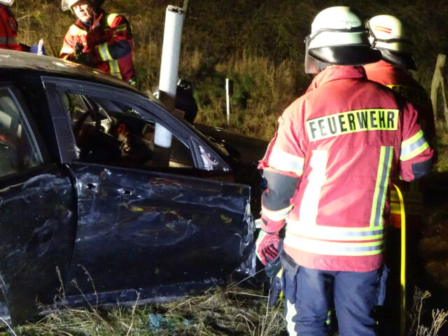 Der Zaunpfahl eines Wildschutzzaunes bohrte sich in das Auto. Foto: Pressestelle Feuerwehr Samtgemeinde Hanstedt