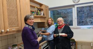 Dagmar Schröder, Anja Nordbeck, und Gabriele Müller bereiten das MittagsMahl zu. Foto: Carolin Wöhling
