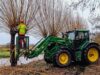 Vorsichtig werden große Baumweiden von oben nach unten zurückgeschnitten, um deren Lebensdauer zu verlängern. Foto: Landkreis Harburg