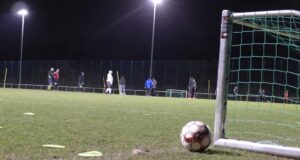 Noch ist es dunkel, aber das ändert sich auch demnächst – Die Walking Footballer in Fleestedt sind zurück auf den Rasen, Foto Vergin