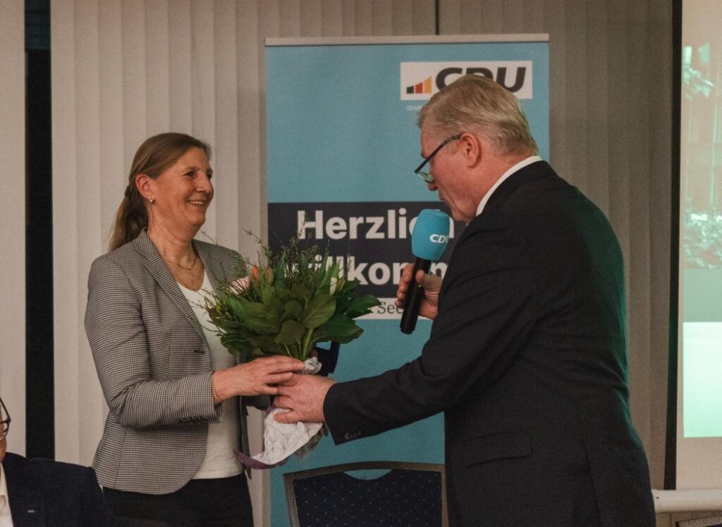 Bernd Althusmann bedankte sich bei Sybille Kahnenbley. Foto: CDU Seevetal