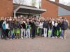 Die Schülergruppe zusammen mit den Lehrkräften und Seevetals Bürgermeisterin Emily Weede (4. v. r.) vor der Burg Seevetal. Foto: Gemeinde Seevetal
