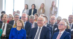 Angelika Trumuschat-Bruhn (hinten, 2.v.l.) zu Besuch beim Bundespräsidenten. Foto: David Ausserhofer