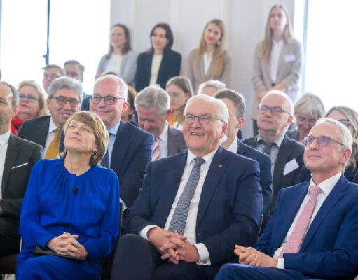 Angelika Trumuschat-Bruhn (hinten, 2.v.l.) zu Besuch beim Bundespräsidenten. Foto: David Ausserhofer