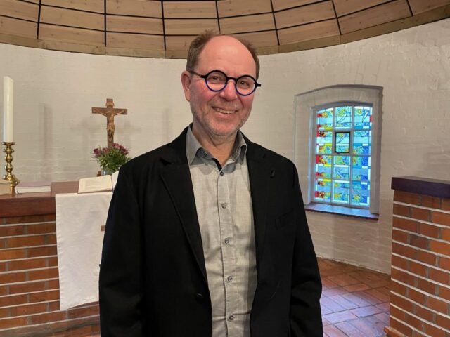 Pastor Peter M. Schwarz in der Kapelle Over. Foto: C. Wöhling
