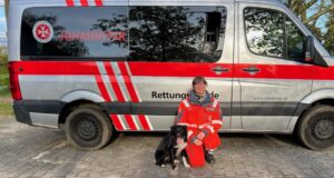 Stefanie Borchardt und Border Collie Angus haben die Rettungshundeprüfung für Flächensuchhunde bestanden. Foto: Johanniter