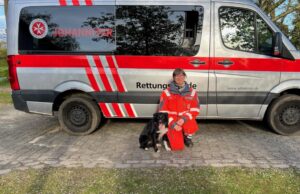 Stefanie Borchardt und Border Collie Angus haben die Rettungshundeprüfung für Flächensuchhunde bestanden. Foto: Johanniter