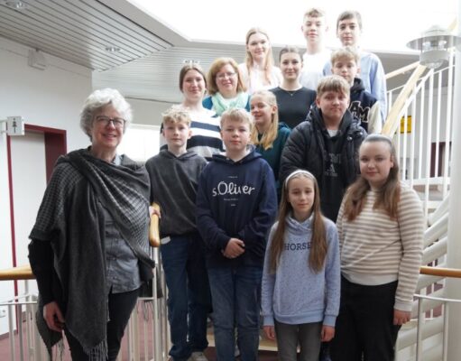 Seevetals Bürgermeisterin Emily Weede (l.) mit dem Zukunftstag-Team (hinten links) und den jungen Gästen im Rathaus. Foto: Gemeinde Seevetal