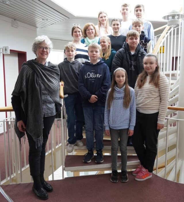 Seevetals Bürgermeisterin Emily Weede (l.) mit dem Zukunftstag-Team (hinten links) und den jungen Gästen im Rathaus. Foto: Gemeinde Seevetal