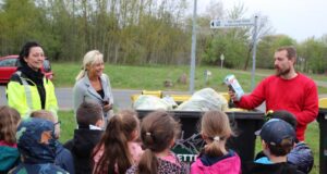 Vicky Scheer und Tom Stroth erläutern den Mädchen und Jungen die Bedeutung von richtiger Mülltrennung und Recycling. Foto: Landkreis Harburg