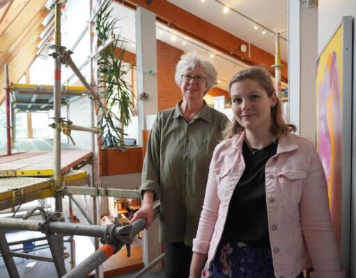 Seevetals Bürgermeisterin Emily Weede zusammen mit der Büchereileiterin Sarah Vogler „auf der Baustelle. Foto: Emily Weede