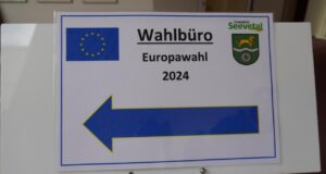 Ein Hinweisschild im Hittfelder Rathaus zeigt den Weg ins Wahlbüro. Foto: Gemeinde Seevetal