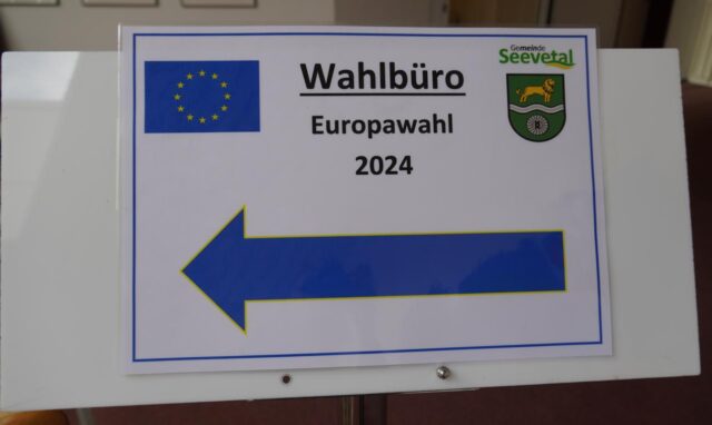 Ein Hinweisschild im Hittfelder Rathaus zeigt den Weg ins Wahlbüro. Foto: Gemeinde Seevetal