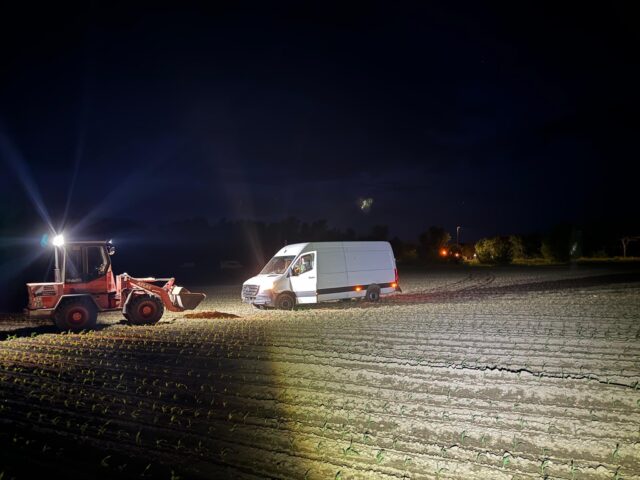 Der Transporter fuhr auf ein Feld neben der Straße. Foto: Hartmann