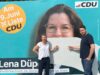 Jennifer Schrader und Markus Warnke von der CDU stehen vor einem zerstörten Wahlplakat in Hittfeld. Foto: ein