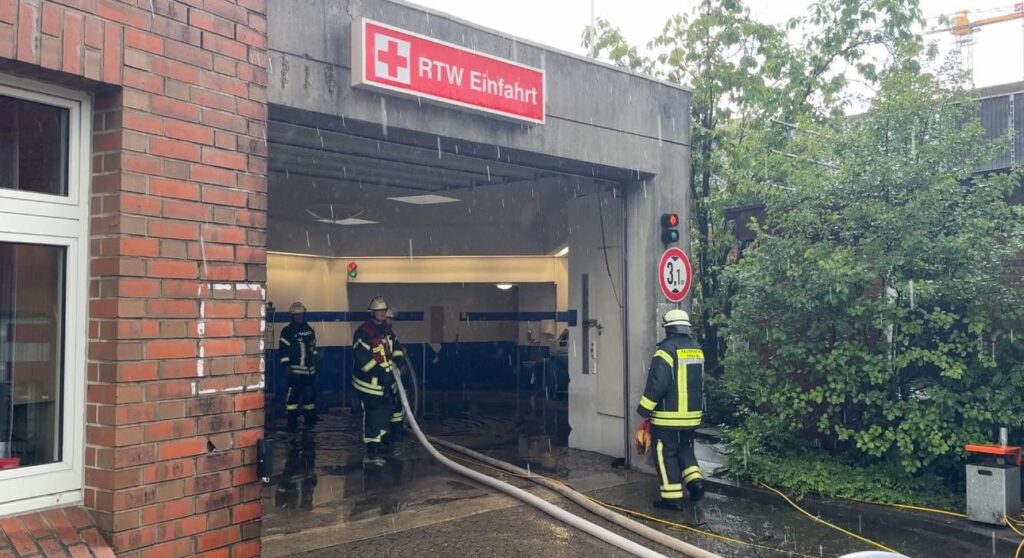 Einsatzkräfte pumpen Wasser aus der Tiefgarage der Rettungswagen am Krankenhaus in Buchholz. Foto: Hamann
